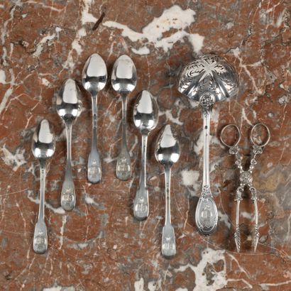 Ensemble en argent:
- pince à sucre à décor...