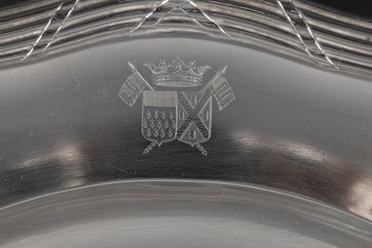 Grand plat rond à contours en argent, décor...