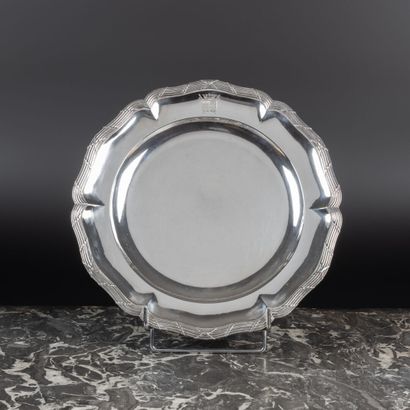 Plat rond à contours en argent, décor de...