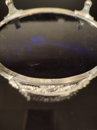 Sucrier en argent reposant sur quatre pieds...