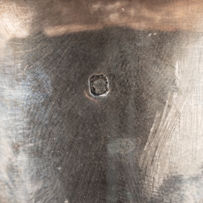 Cafetière en argent guilloché à décor de...