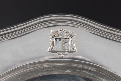 Plat rond à contours en argent à filets....