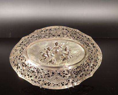 Coupe ovale à contours en argent, décor ajouré...