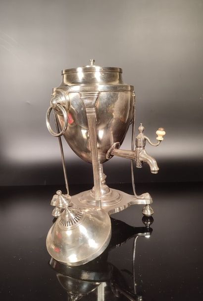 Samovar en bronze argenté, réservoir ovoïde...