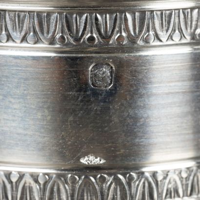 Rond de serviette en argent à décor de frises...