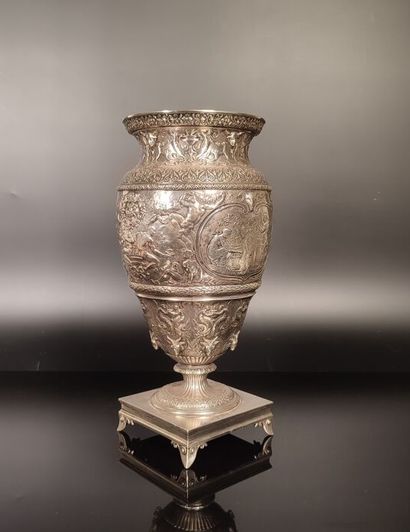 CHRISTOFLE. Vase richement décoré dans le...