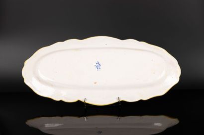 MALICORNE. Grand plat ovale à décor de poissons...