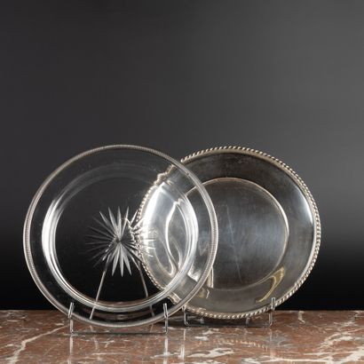 Plat rond en argent à décor godronné (365...