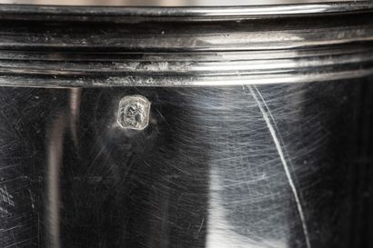 Timbale en argent à décor de filets. Poinçon...