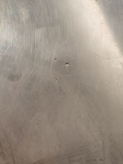 Plat ovale à contours en argent, chiffré....