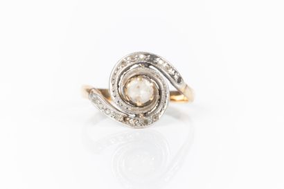 Bague tourbillon en or de deux tons sertie...