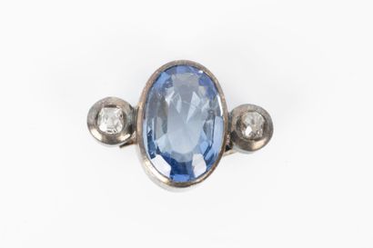 Motif en or et argent serti d'une pierre...