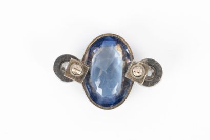Motif en or et argent serti d'une pierre...