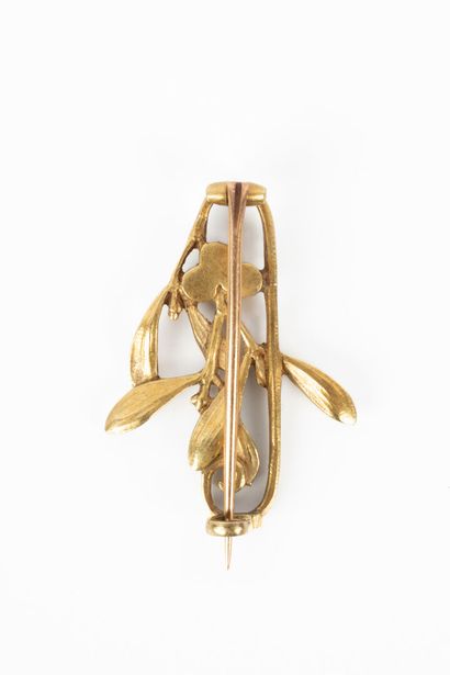 LALIQUE. Petite broche gui en or sertie de...