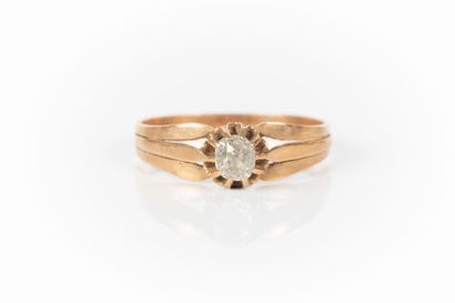 Bague solitaire en or rose sertie d'un diamant...