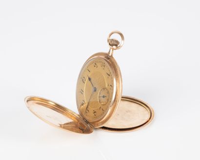 Montre de poche plate en or guilloché à décor...