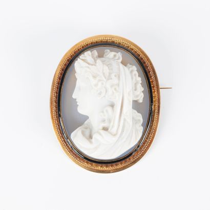 Broche en or émaillé noir sertie d'un camée...