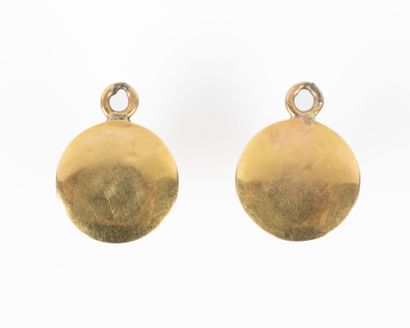 Paire de pendentifs en or sertis chacun d'un...