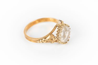 Bague solitaire en or sertie d'une pierre...