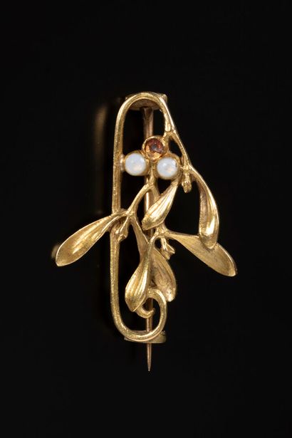 LALIQUE. Petite broche gui en or sertie de...
