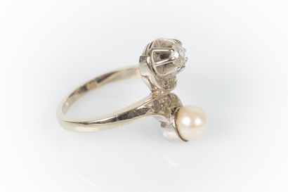 Bague en or gris sertie d'un diamant taille...