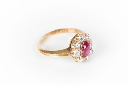 Bague en or de deux tons sertie d'un rubis...