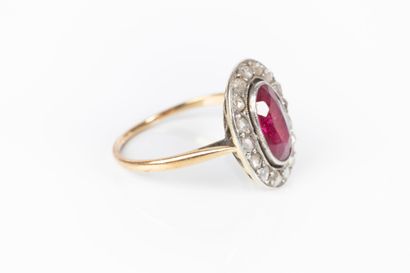 Bague en or de deux tons sertie d'une pierre...