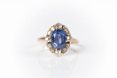 Bague en or sertie d'un saphir ovale pesant...