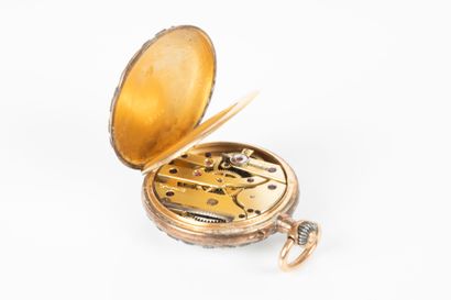 Montre de col en or guilloché et gravé de...