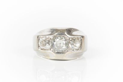 Bague chevalière en or gris sertie de trois...
