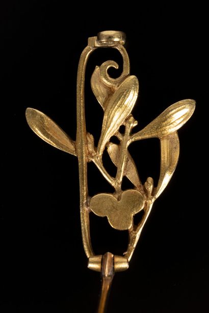 LALIQUE. Petite broche gui en or sertie de...
