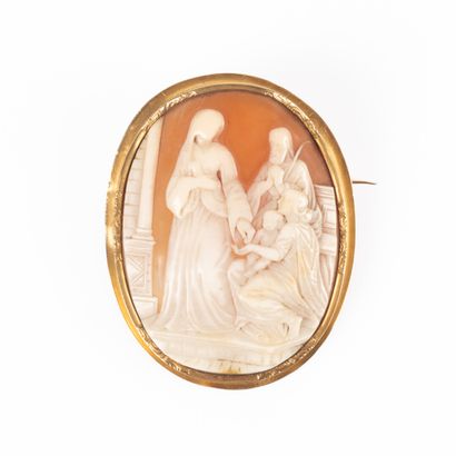 Grande broche en or gravé sertie d'un camée...