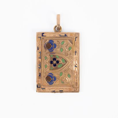 Pendentif en or émaillé à décor de roses,...