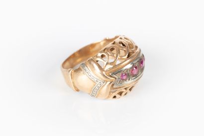 Bague boule en or ajourée et sertie de petites...