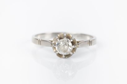 Bague solitaire en platine sertie d'un diamant...