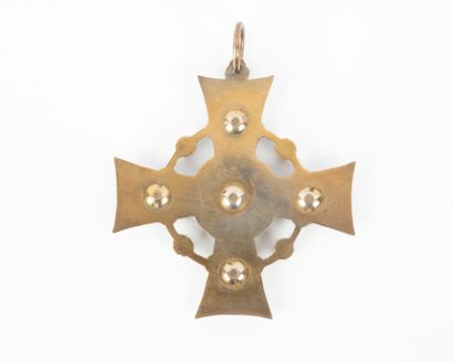 Croix en argent doré émaillé à décor, et...