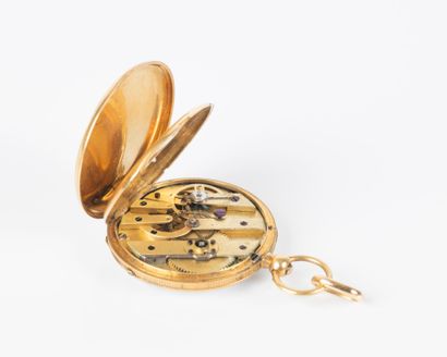Montre de col en or gravé et guilloché, le...