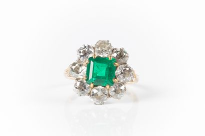 Bague en or et platine sertie d'une émeraude...