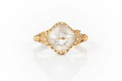 Bague solitaire en or sertie d'une pierre...