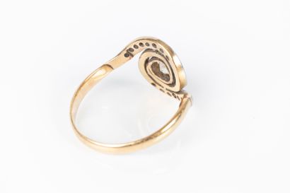 Bague tourbillon en or de deux tons sertie...