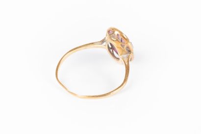 Bague en or de deux tons sertie de petits...