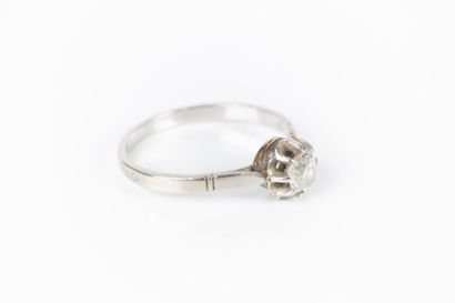 Bague solitaire en platine sertie d'un diamant...