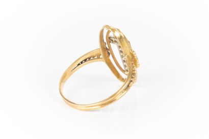 Bague ovale en or ajouré, ornée d'une croix...