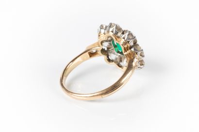 Bague en or et platine sertie d'une émeraude...