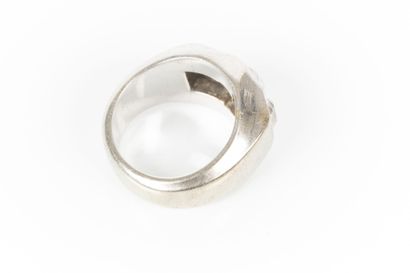 Bague chevalière en or gris sertie de trois...