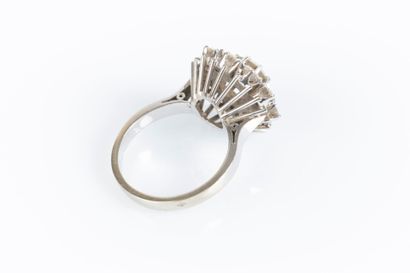 Daisy ring in white gold and platinum set...