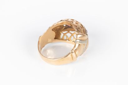 Bague boule en or ajourée et sertie de petites...