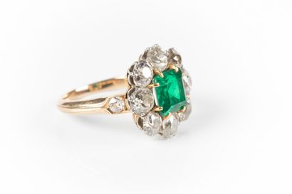 Bague en or et platine sertie d'une émeraude...