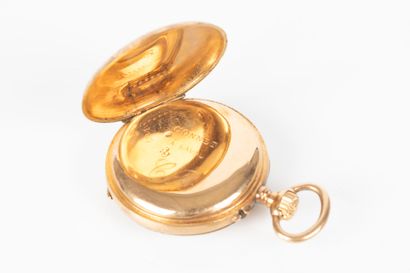 Montre de col en or guilloché et gravé de...