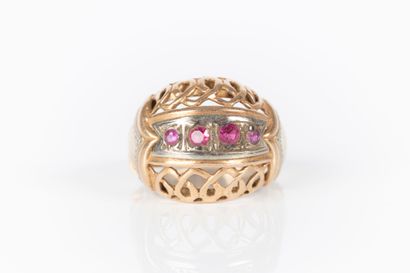 Bague boule en or ajourée et sertie de petites...